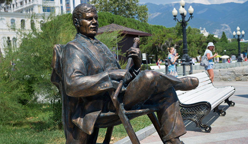 Monument to People's Artist of the USSR Mikhail Pugovkin on the Yalta embankment