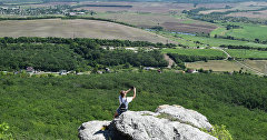 A tourist is photographed in the Tash-Dzhargan tract