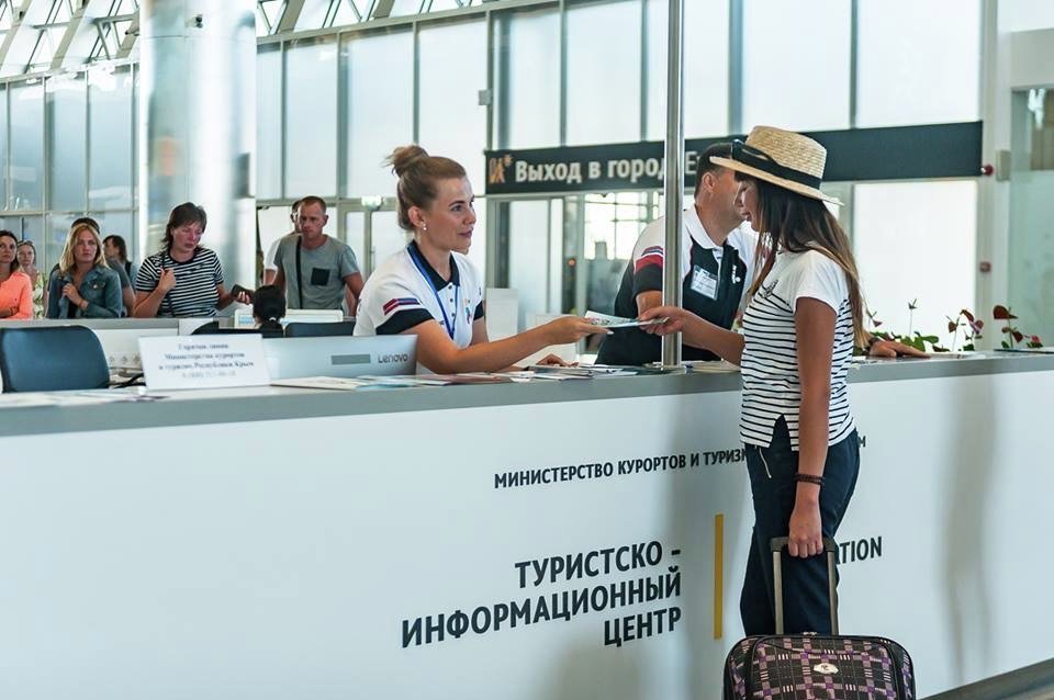 The work of the tourist information center at the airport of Simferopol in the first days after the opening