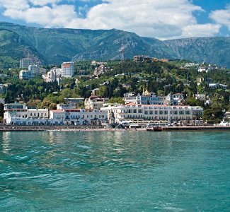 Romance of trains, residential caves and "capsules": the most unusual hotels in Crimea