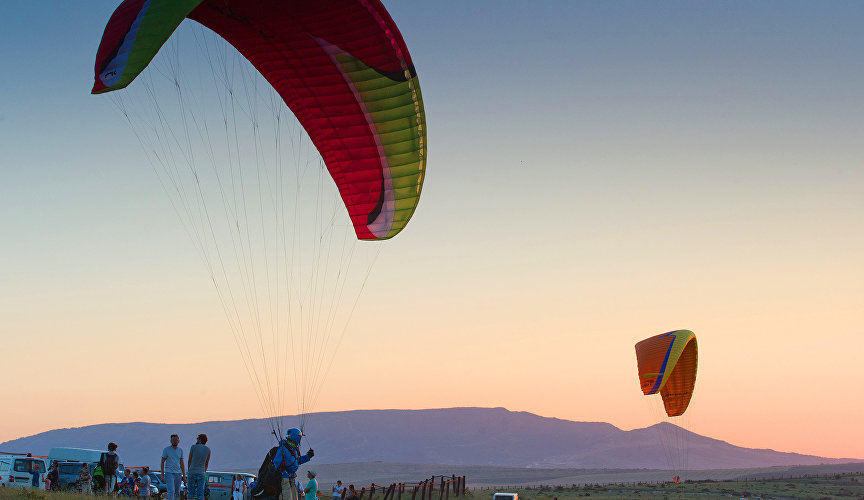 Participants in paragliding competitions at the “Upstream” festival on Mount Klementyev near Koktebel in Crimea