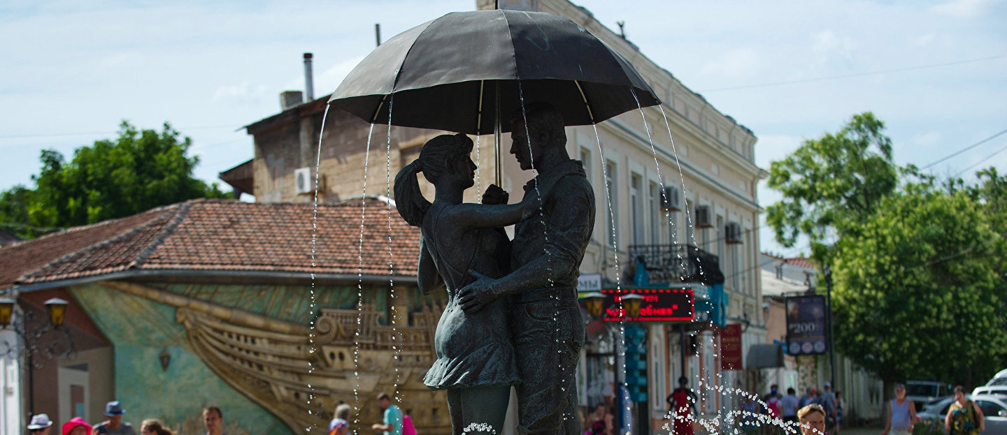 Fountain "Couple under an umbrella" in Feodosia
