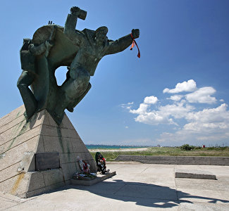 Monument to Marines-Paratroopers
