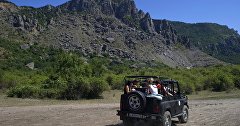 Tourists on excursions around Mount Demerdzhi