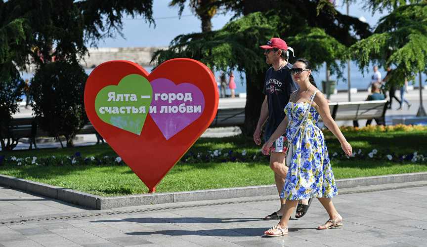 Tourists on the promenade in Yalta