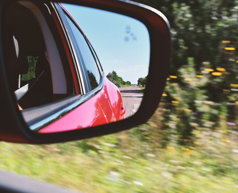 Дорога в автомобильном зеркале