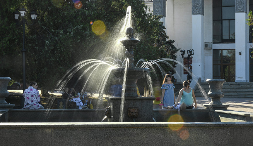 Vacationers at the fountain in Kerch