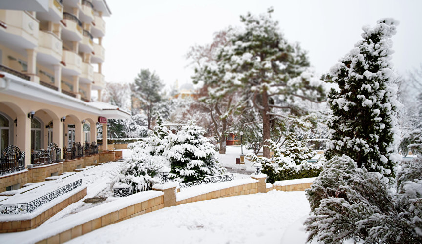 Snow on the territory of the resort complex "Alye Parusa"
