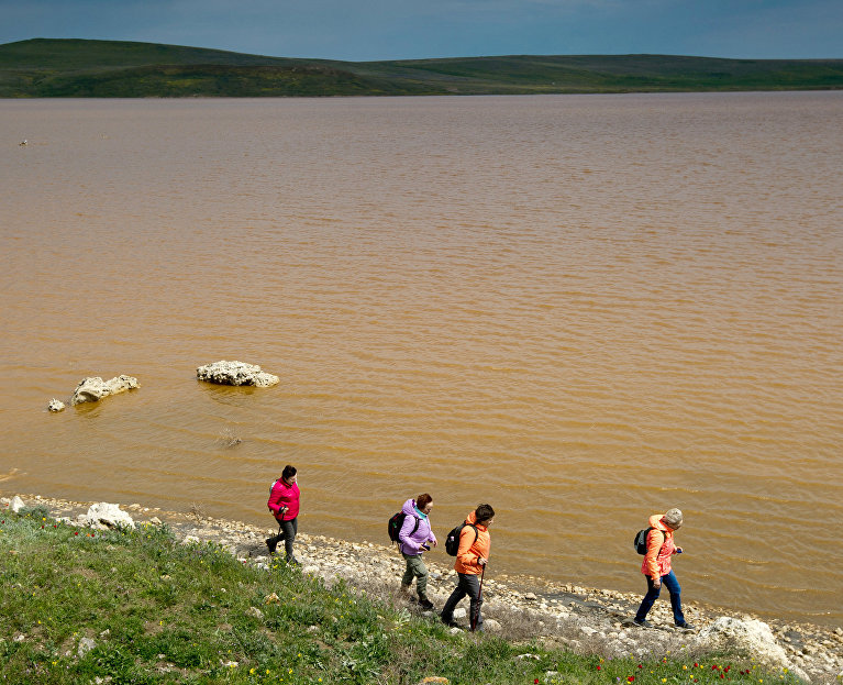 Туристы на Кояшском озере в Опукском природном заповеднике