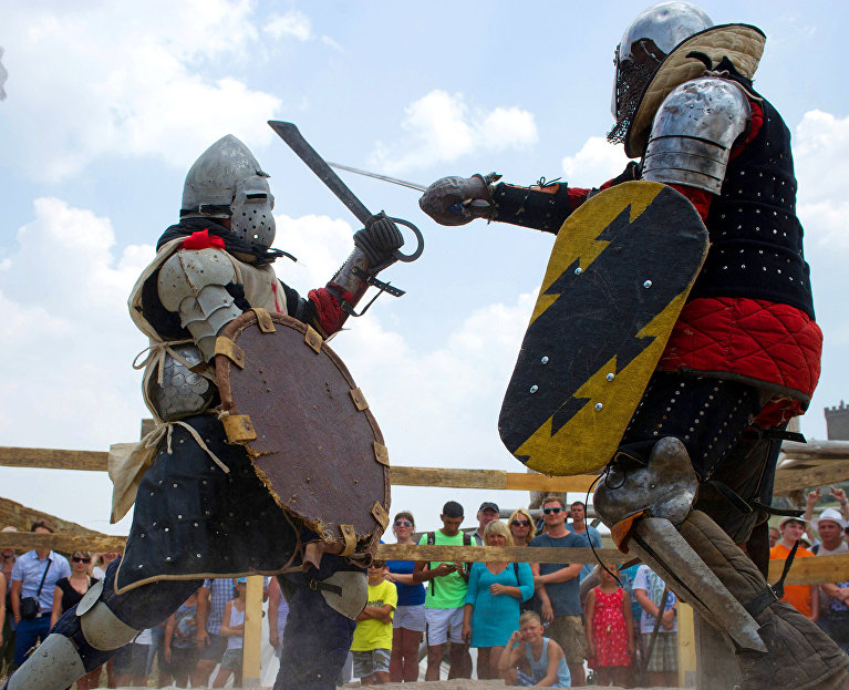 Поединок на рыцарском турнире на Международном Рыцарском Фестивале «Генуэзскией шлем» в Судаке
