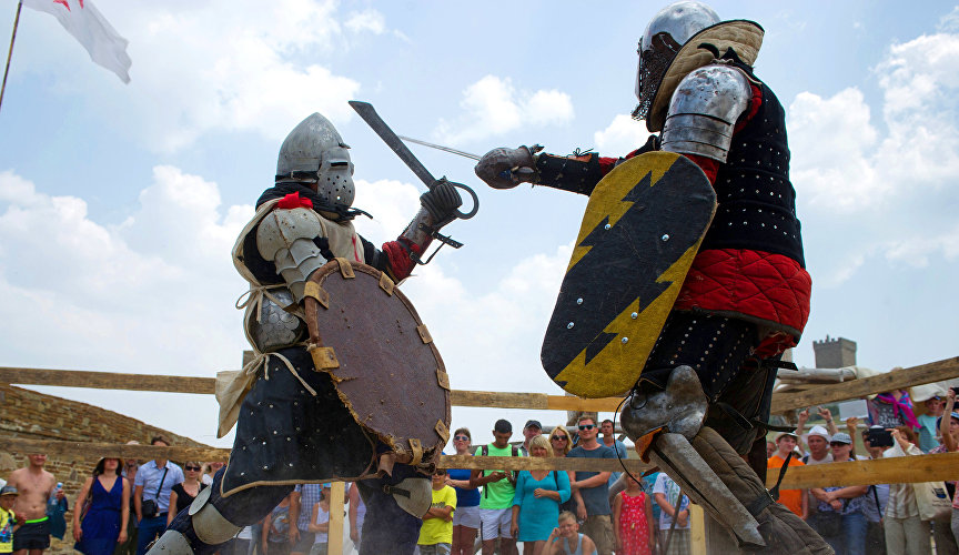 Поединок на рыцарском турнире на Международном Рыцарском Фестивале «Генуэзскией шлем» в Судаке
