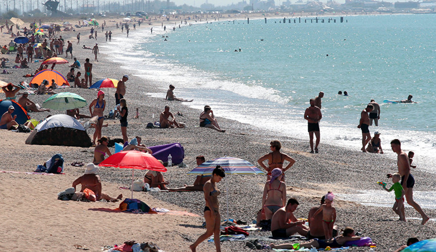 The sea in Yevpatoria is shallow, so it warms up quickly in spring and does not cool down for a long time. The average water temperature is 21.7C in July and 20.2C in September