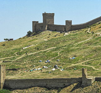 Photo zones, live sculptures, a meeting with the popular movie star: A Night of the Movie in the Sudak Fortress