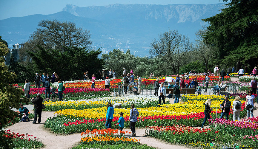 Visitors on the first day of the Tulip Parade, an exhibition at the Nikitsky Botanical Garden, Crimea
