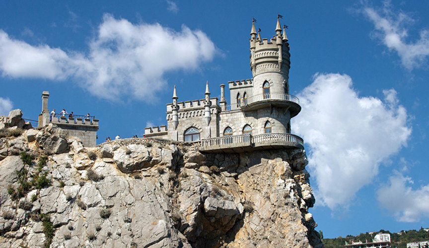 Замок «Ласточкино гнездо» на береговой скале в поселке Гаспра в Крыму