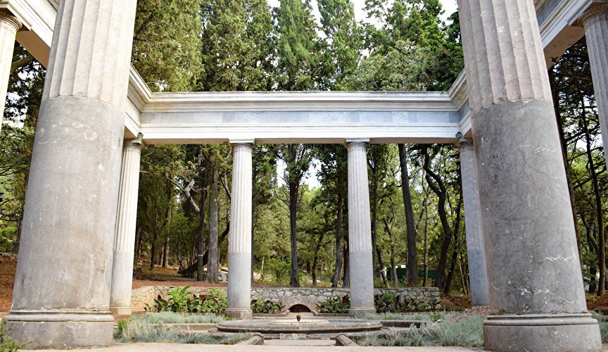 Rotunda in ancient style in the Charax park