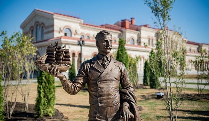 Sculpture of the writer Alexander Grin