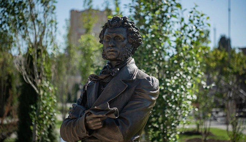 Sculpture of the poet Alexander Pushkin