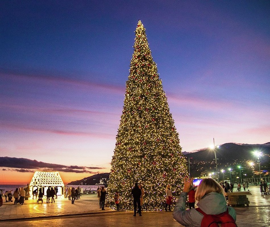 Christmas tree on the Yalta embankment