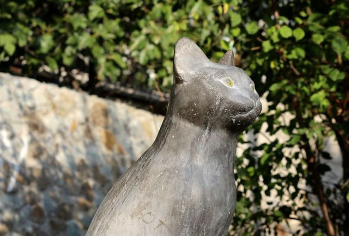 Penelope cat sculpture in Gurzuf