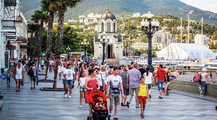 People on the Yalta embankment