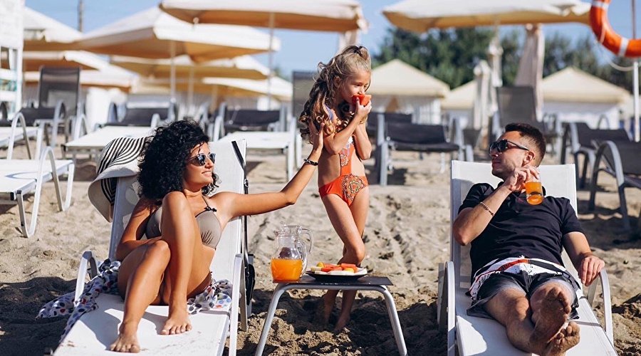 Family on the beach of the hotel Ribera Resort & SPA